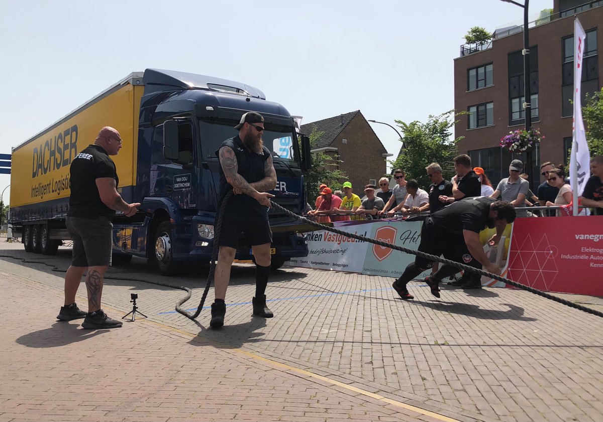 De <a href="/StrongmanCL/">SCL</a> is van start gegaan in @gemeenteDchem! Gelukkig houdt de warmte de allersterkste mannen niet tegen om te laten zien wat ze in huis hebben! De truckpulling is het eerste onderdeel. #DeSterksteMan