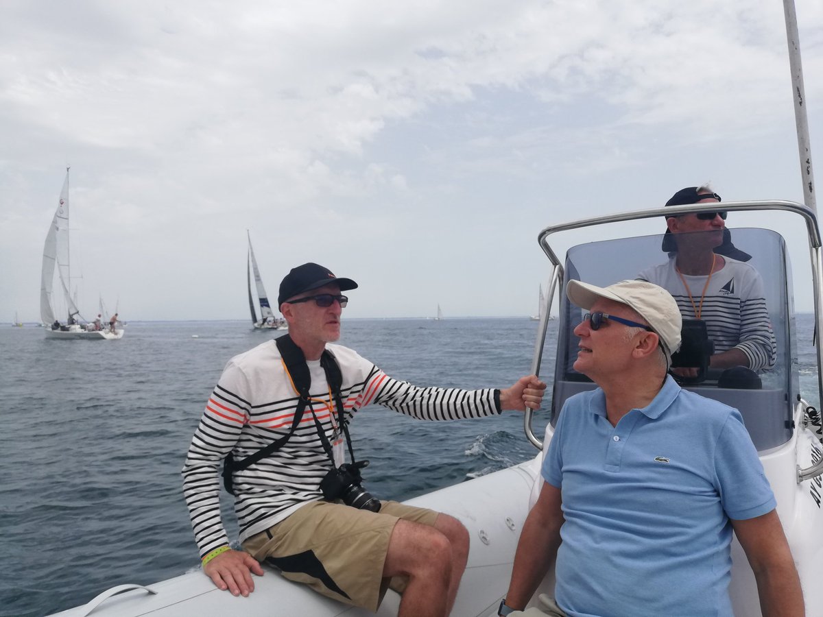 Notre parrain <a href="/Ge_Pellissier/">Gervais Pellissier</a> sur le zodiac <a href="/ArmorCup/">ArmorCup</a> faisant le tour des équipages #ArmorCup2022
Mais pas de vent, baignade en attendant 😉🌞⛵