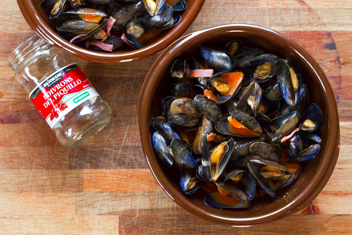 HeleneDelizioso's tweet photo. Une petite recette express de moules à la crème de poivrons ! Il vous faut de belles moules, un bocal de poivrons del piquillo, de la crème, du vin blanc et un peu de piment d'Espelette.

L'autre jouren faisant mes courses j'ai eu envie de faire des

https://t.co/WW1eRkTvDb https://t.co/EnpDLdRB84