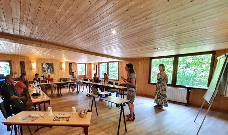 UDSP14's tweet photo. #Solidarité I 🐒 Première sortie pour la commission #Com_Di_Pomom au Zoo de @LeparcdesFelins 🦓🦒🐘  avec le président  @UDSP14 - Atelier découverte au nourrissage des animaux du parc par les enfants encadrés par 2 intervenants #RSVA 👍🏼 Merci aux organisateurs de cette journée 🌞 https://t.co/glYjr6Fa8q