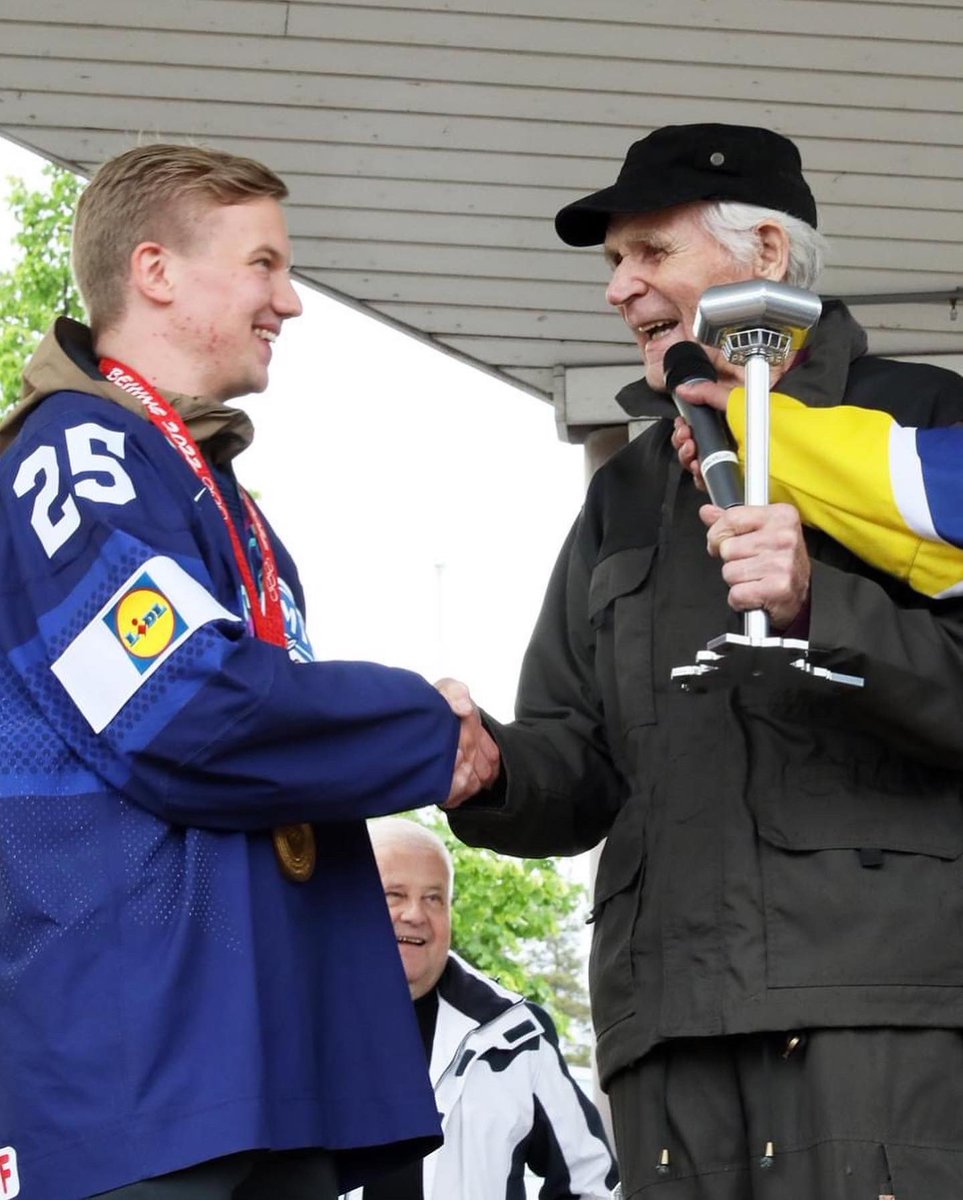 Toni Rajalan #kultajuhlan’n tunnelmia Parkanon torilta. Lisää kuvia Facebook- ja Instagram-tileillämme. facebook.com/10006805642752…