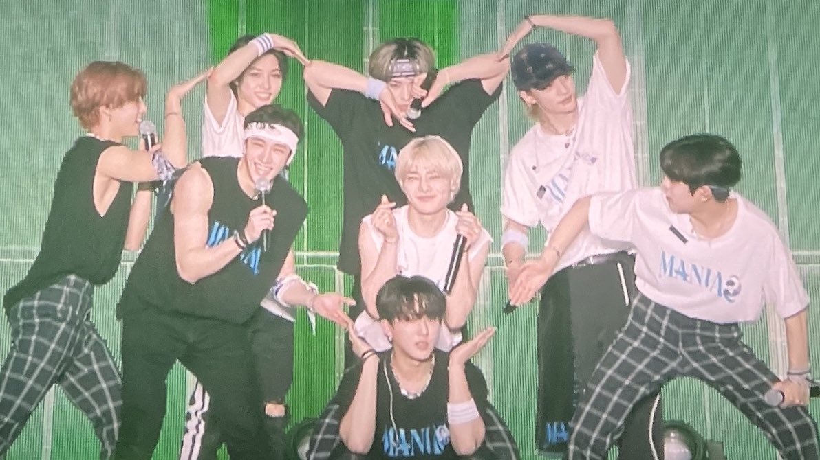 skzinfoespmx's tweet photo. Foto de Stray Kids en el final de su concierto en Tokyo hoy https://t.co/kLGJC67GSj