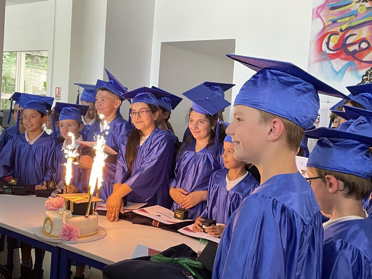 JeanXavieMoreau's tweet photo. Bravo à nos élèves ⁦@EIBParis⁩ La Jonchere pour leur #graduation 👏👏 de fin de primaire et MERCI à tous nos enseignants et  nos équipes pour le travail réalisé cette année. Grâce à notre association de parents d’élèves la fête d’école était magnifique🙏 ⁦@jpdavasse⁩ https://t.co/5qz1iMrSgK