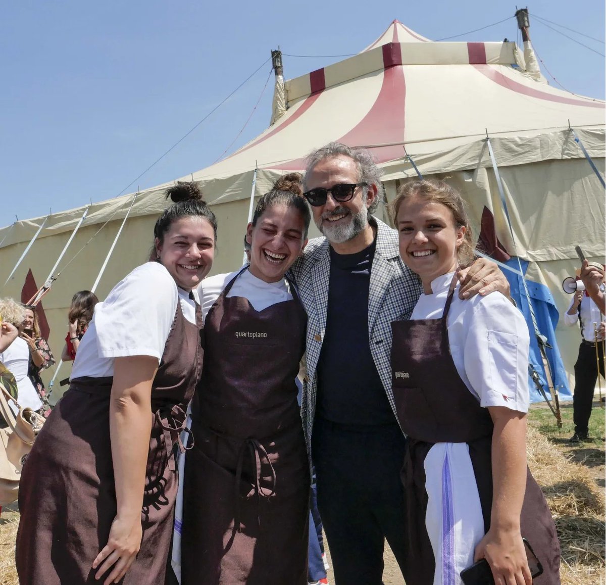 comunerimini's tweet photo. 🎪 Si è alzato questa mattina il grande tendone di @AlMeniRimini, la grande manifestazione del gusto in Piazzale Fellini. Un weekend di creatività e street food gourmet. Programma: https://t.co/5xg3jfPaH9

@jamilrimini
@massimobottura

#rimini #comunerimini #almeni #bottura https://t.co/IJa0FXln6c