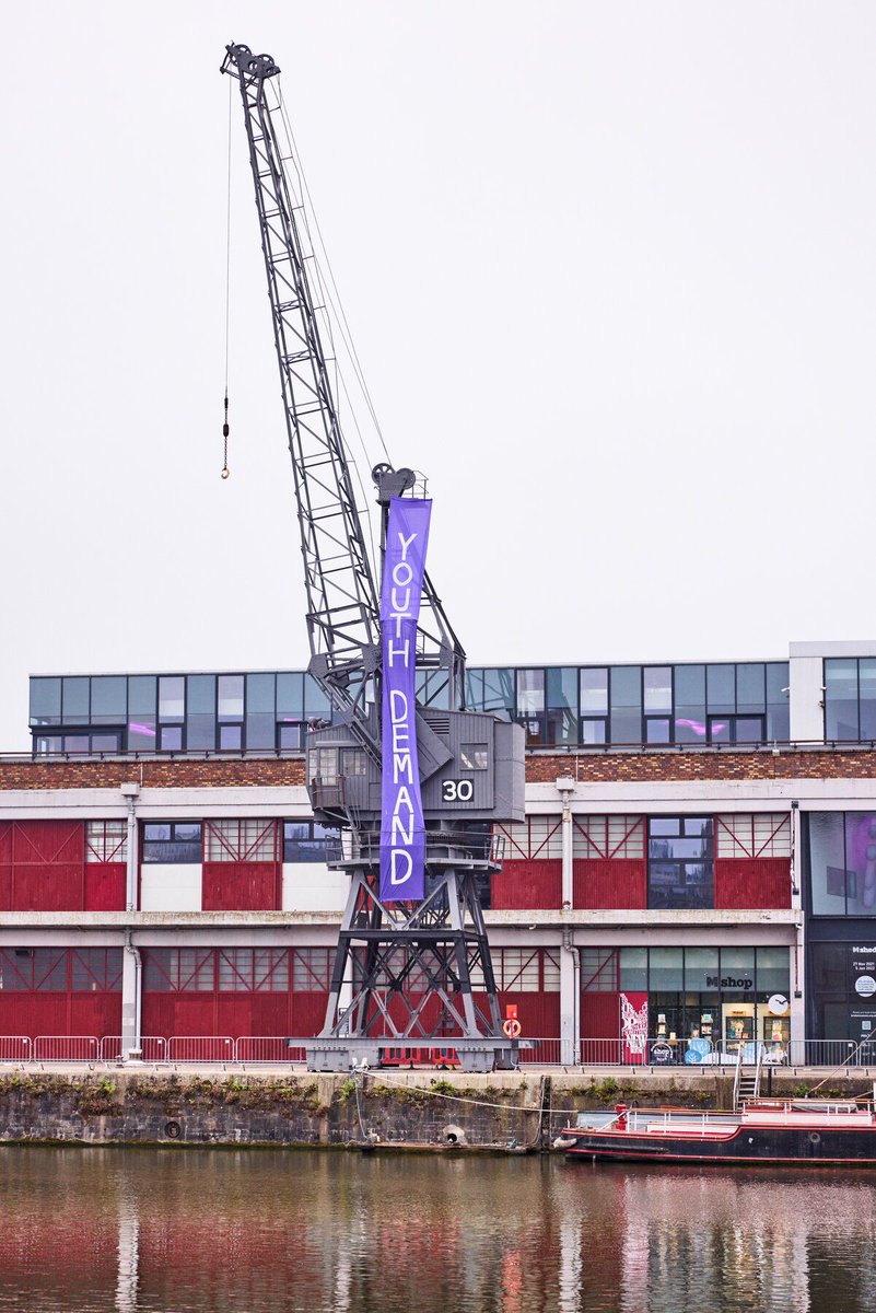 XRYouthBristol's tweet photo. FREE BUSES, FAIR BUSES

Have you seen our banners up on the cranes in the Harbourside?

We're demanding that @WestofEnglandCA gives us free buses for young people and an improved bus network!

Read more ⬇️
https://t.co/YXFA5REccv https://t.co/SUU9eq1h2Z