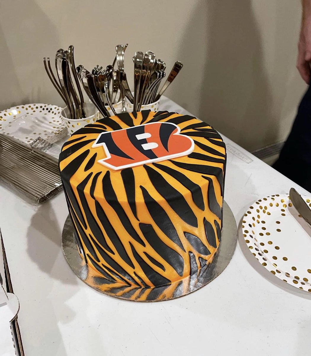 bengalsdrake's tweet photo. This guy managed to convince his wife of having a Bengals themed wedding… and he did🤣 let’s praise this absolute legend https://t.co/V3HeIOQlLR