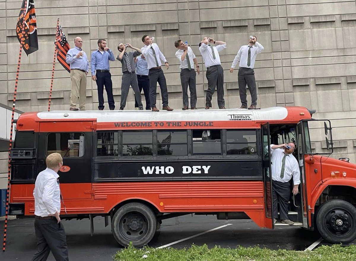 bengalsdrake's tweet photo. This guy managed to convince his wife of having a Bengals themed wedding… and he did🤣 let’s praise this absolute legend https://t.co/V3HeIOQlLR