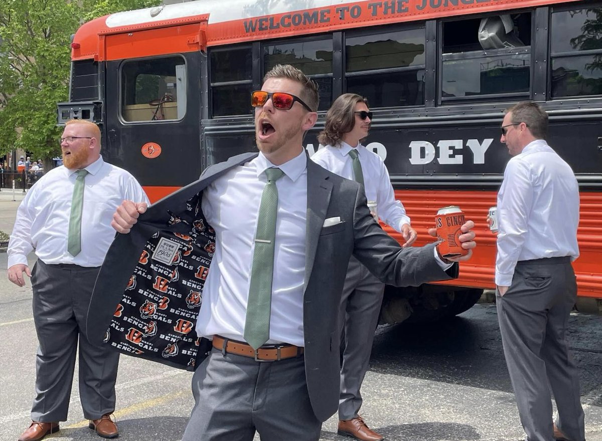 bengalsdrake's tweet photo. This guy managed to convince his wife of having a Bengals themed wedding… and he did🤣 let’s praise this absolute legend https://t.co/V3HeIOQlLR