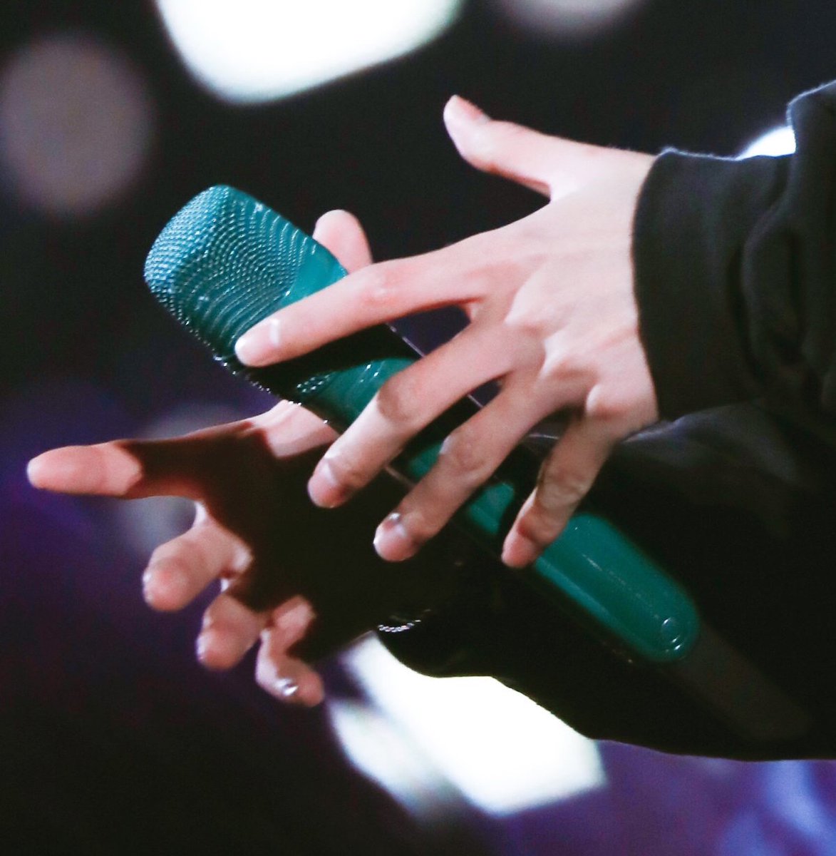 worldwidevocal's tweet photo. El mic de Jungkook es verde como el de Taehyung. Su tatuador dijo que al igual que de todos, sus detalles eran signigicativos. No me extrañaría que Jungkook ponga una parte de Tae sobre el, considerando lo mucho que se aman.

#taekook #kooktae #kookv https://t.co/B1Y9x0He4g
