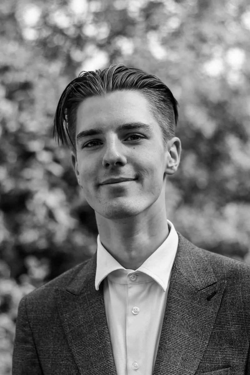 myroslavapetsa's tweet photo. Kyiv bids farewell to Roman Ratushny. So young, so bright, so strong and so very determined.
He had his whole life ahead of him.
Russia’s war killed him near Izyum.
Praying for his family, crying with everybody who knew and loved him. Heroes don’t die. https://t.co/4rE39WtICY