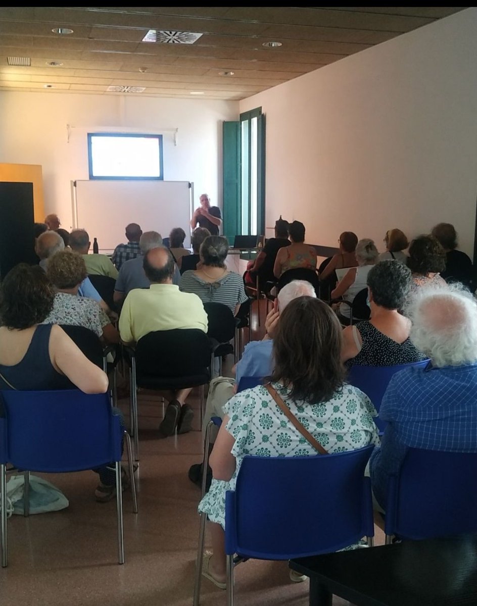 Moltes veïnes i veïns del Palmar i Gas en la reunió CRIDA, manifestant el seu desacord sobre la possible requalificació dels terrenys de TRANSMESSA I METALOGENIA. 
Crítics amb la informació i la manera d'actuar del govern de Premià de Mar.