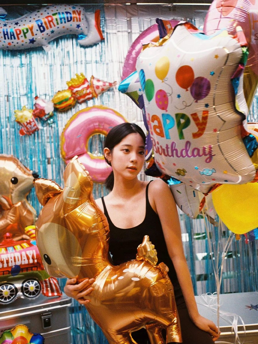 ouyanmg's tweet photo. Balloons were there, all over the room and I couldn’t resist the joy flowing in my body. Reaching the number 22 of my age sounds unreal in a way that I never expected it to be, I’m still enjoying the festive atmosphere! https://t.co/VUv4NPugzL