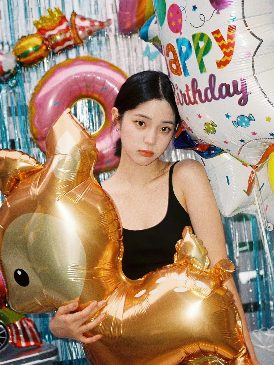 ouyanmg's tweet photo. Balloons were there, all over the room and I couldn’t resist the joy flowing in my body. Reaching the number 22 of my age sounds unreal in a way that I never expected it to be, I’m still enjoying the festive atmosphere! https://t.co/VUv4NPugzL