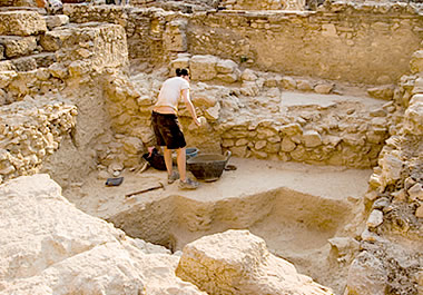 EBDictionary's tweet photo. Word of the Day: excavate - to uncover (something) by digging away and removing the earth that covers it https://t.co/nm3uKAen7e #WordOfTheDay https://t.co/9E6zfiaE2B