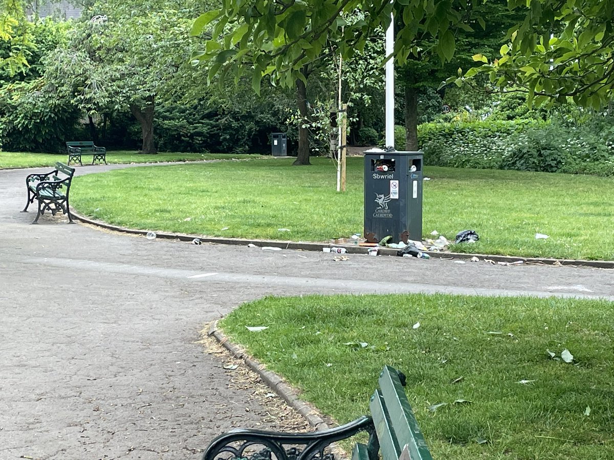 keeppenylantid1's tweet image. #QuickQueryCardiff @LornaLwyl @Keep_Wales_Tidy @cardiffcouncil This bin needs emptying in Waterloo Gardens please. Diolch yn fawr. #waterloogardens #penylan