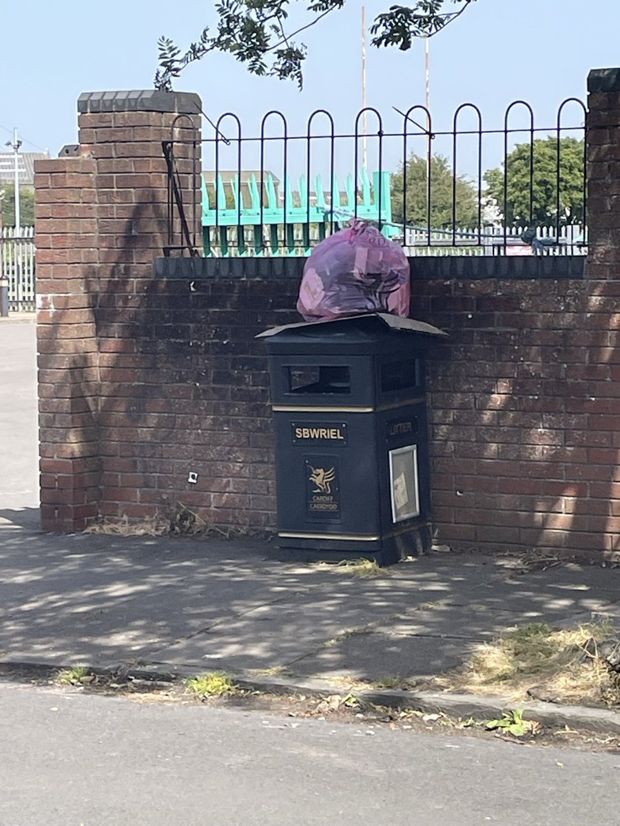 keeppenylantid1's tweet image. Red bag awaiting collection on Minster road #QuickQueryCardiff @LornaLwyl @Keep_Wales_Tidy @cardiffcouncil Mae angen casglu hwn os gwelwch yn dda.