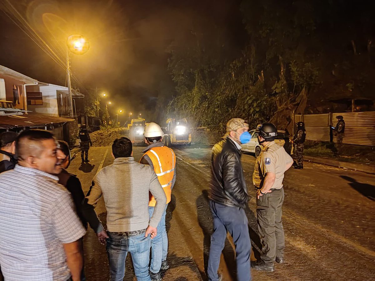 paulramirez1991's tweet photo. Con un fuerte trabajo interinstitucional @GOBERCANAR @PoliciaEcuador @FFAAECUADOR y @ObrasPublicasEc se logró liberar el convoy de bombonas de gas atrapado en el sector de Ducur, provincia del Cañar. #NoPodemosParar @LassoGuillermo https://t.co/qYgNooH0jL