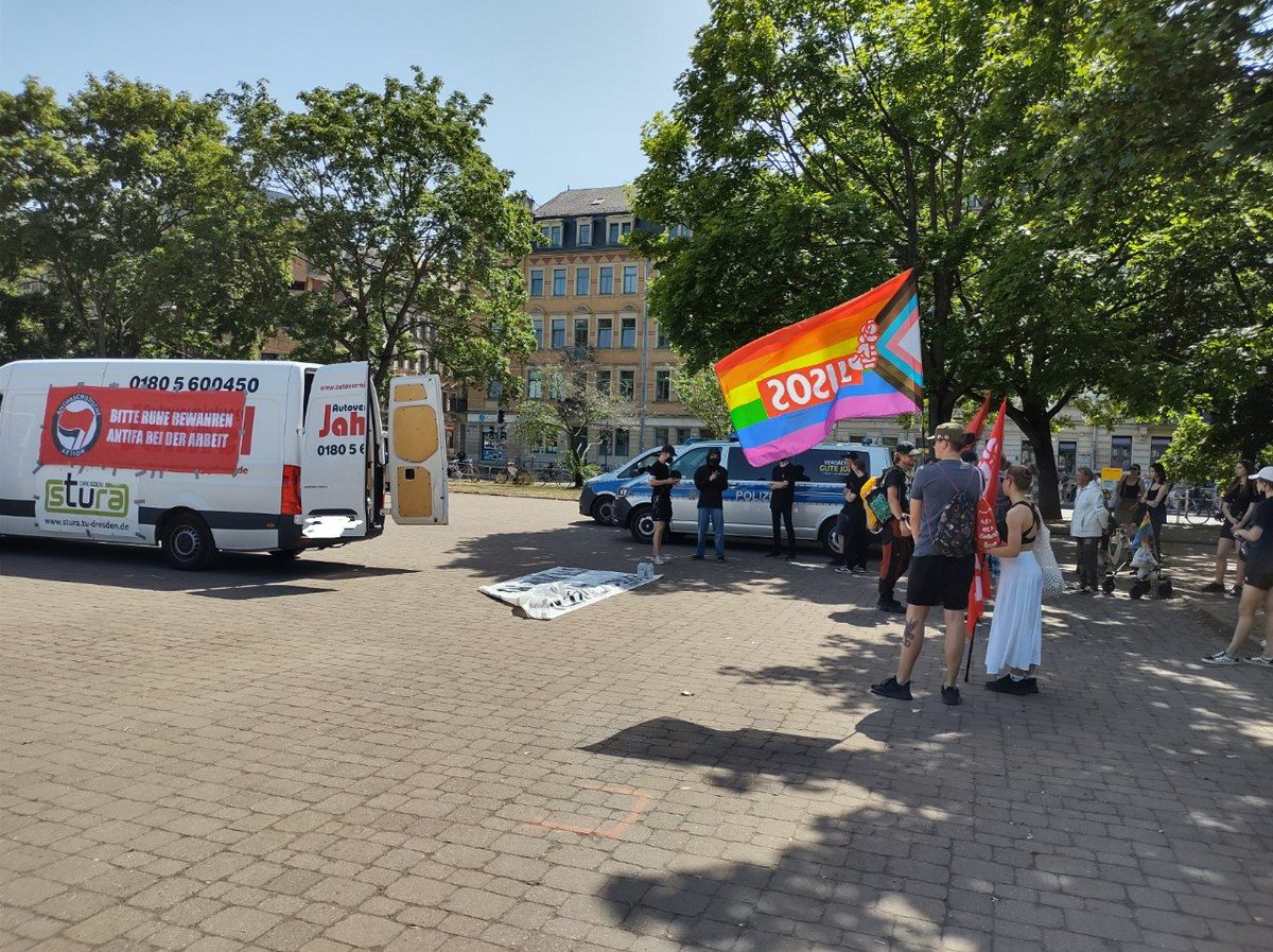 JusosDresden's tweet photo. Wir starten gleich am Apark!
#dd1806 #querstellen #antifa https://t.co/CHNj1jbvLB