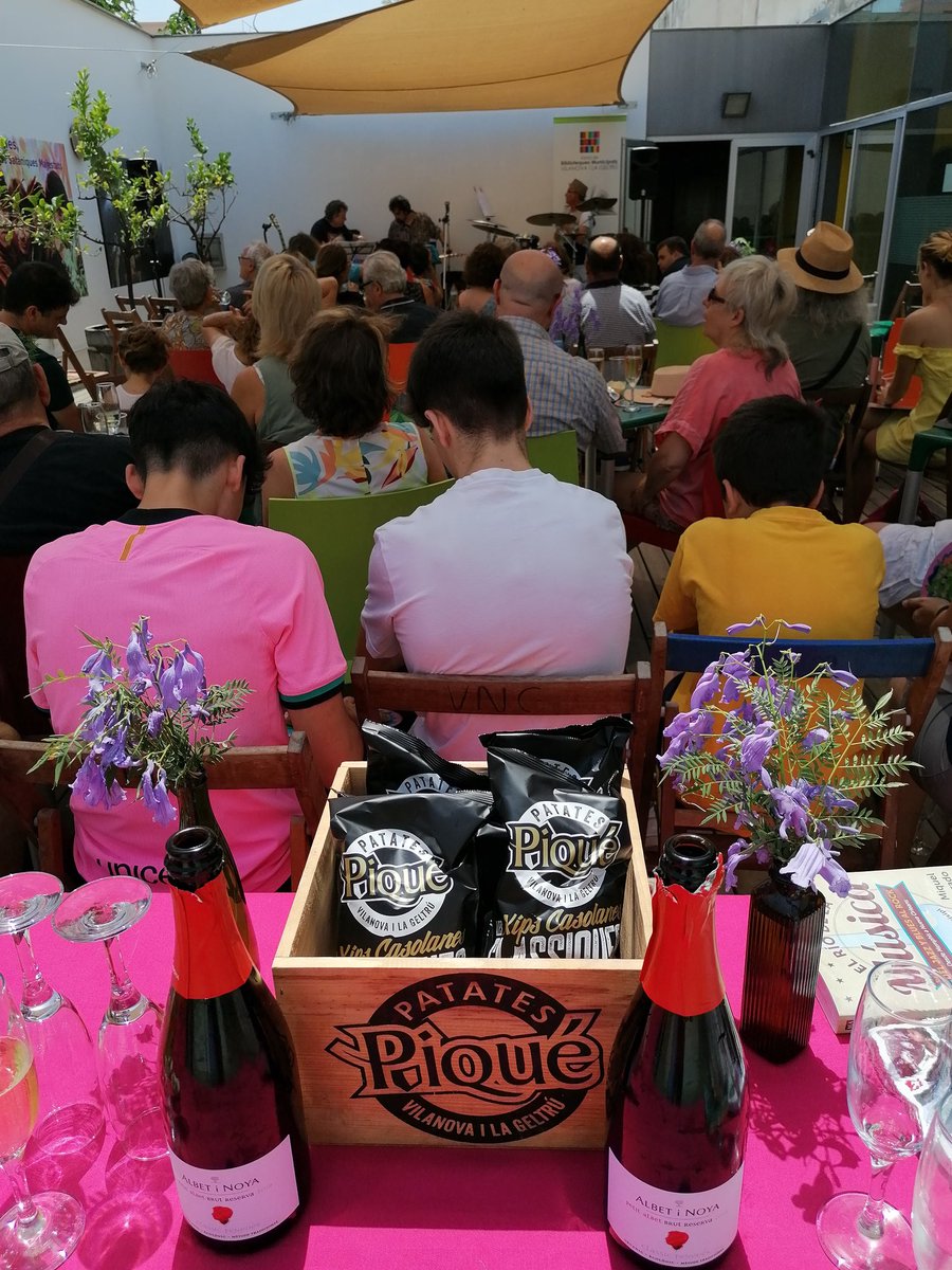 I per acabar "Vermut musical" amb #GrupTriñaki
Amb la col.laboració de <a href="/PatatesPique/">Patates Piqué</a>
<a href="/Avinyo_vins/">Aviñó Vins i Licors</a> i <a href="/AlbetiNoya/">Albet i Noya</a> #quefemalesbiblios #DiaDeLaMusica