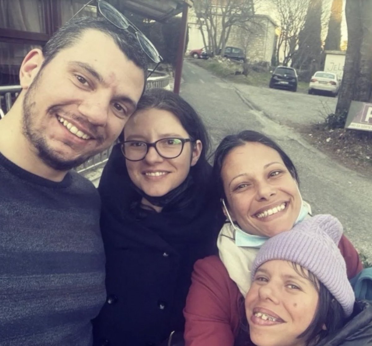 mediji_me's tweet photo. “Vani nije uvijek bilo baš zabavno, nailazile smo na brojne neprijatne situacije”, za #PRIME redakciju počinje priču Jovana Plamenac, Jelenina sestra. 

Jelena Plamenac jedna je od pet osoba u Crnoj Gori koja je rođena s Vilijams sindromom.

🔗 https://t.co/KBiCkB5kx7 https://t.co/oKqhW1ahEx