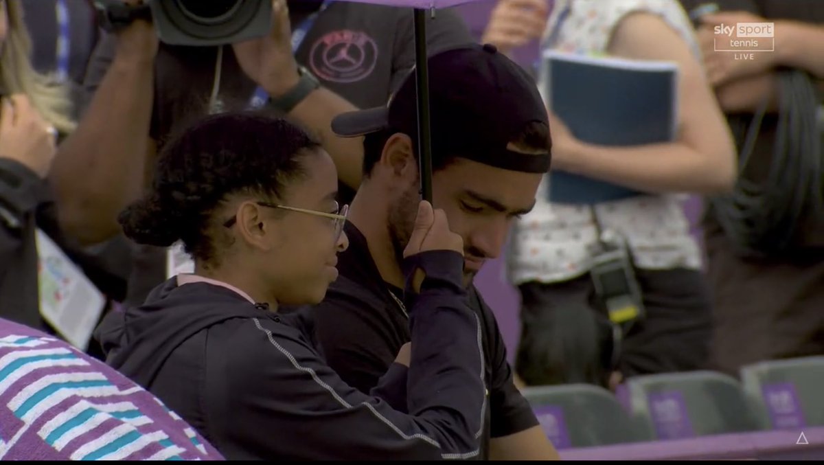 Martathelast's tweet photo. Matteo che ha fatto sedere la ragazza vicino a lui 🥹 #Queens #Berrettini https://t.co/Nmiu6zqX1w