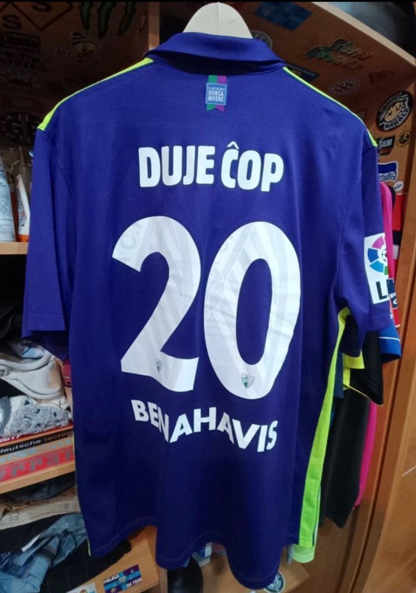 alexmagicloko's tweet photo. Buenas Malaguistas, me encantaría encontrar esta camiseta con dorsal de cualquier jugador o sino hay pos sin dorsal, para mi colección, me la quise comprar hace años en su tiempo pero no pude por la economía… 2015/2016.

Talla M, Muchas gracias.

¡Se agradece difusión! 🔵⚪️👕 https://t.co/xtaz8dMyGq