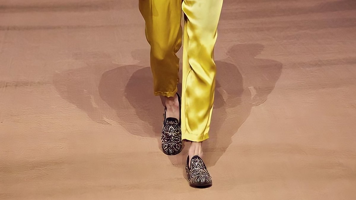 Si pemuda Alamsyah itu segera jadi pusat perhatian bagi banyak pasang mata yang terlihat mengagumi dan menilai pakaiannya.