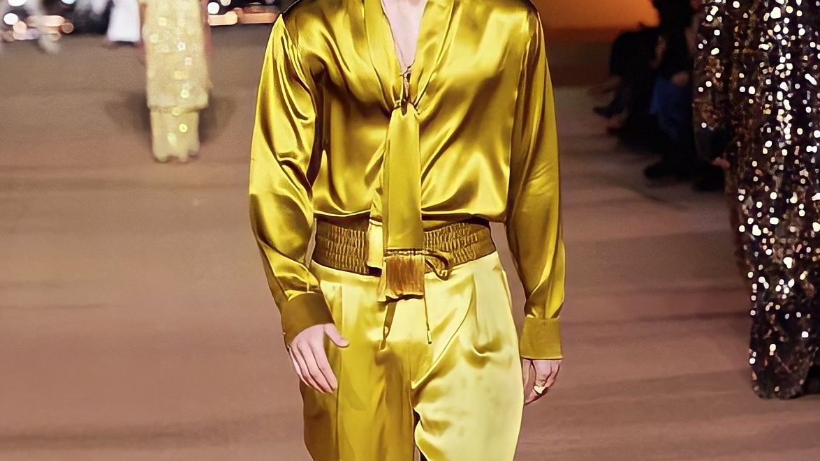 Tiba di area tengah, Radith berputar dan berpose menunjukkan pesona pakaian yang ia kenakan di bawah perhatian orang-orang.