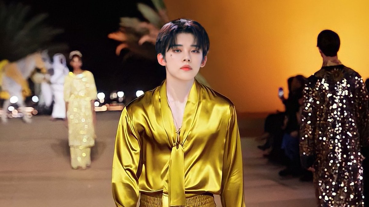 Ekspresi angkuh yang mewarnai rupa Radith yang biasanya murah senyum tersebut mendukung konsep mewah yang ia usung.