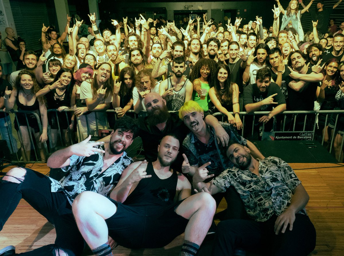 weareCAS1's tweet photo. 🔥 B A R C E L O N A 🔥

Ayer ardió la ciudad. Fuego desde el minuto 1 hasta el final. Un público entregado de 10 
y una de las mejores experiencias que hemos vivido hasta la fecha🙇🙇 https://t.co/isQXznfOg2