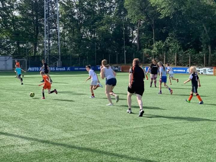 KVVLosser's tweet photo. Voor veel teams het hoogtepunt van het seizoen: de wedstrijd tegen de ouders. Dus ook voor onze JO9-2. https://t.co/U3pK9UBX7L