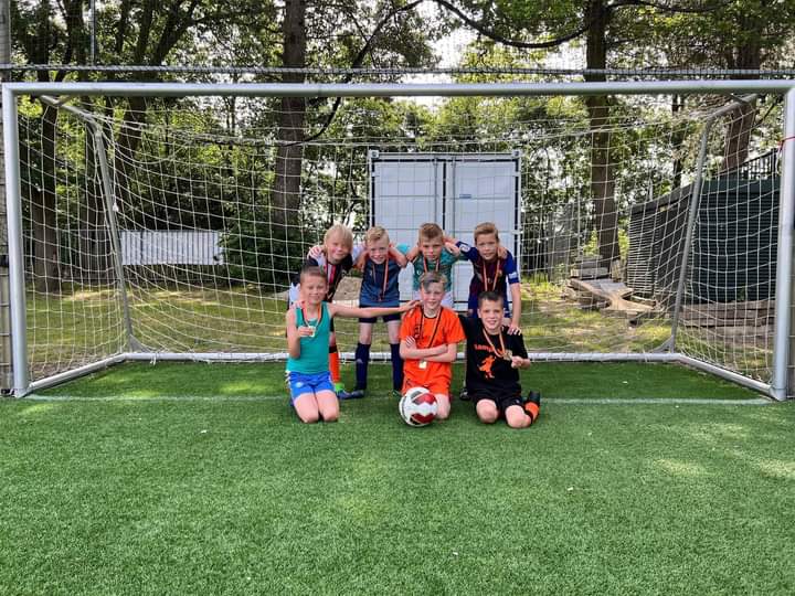 Voor veel teams het hoogtepunt van het seizoen: de wedstrijd tegen de ouders. Dus ook voor onze JO9-2.