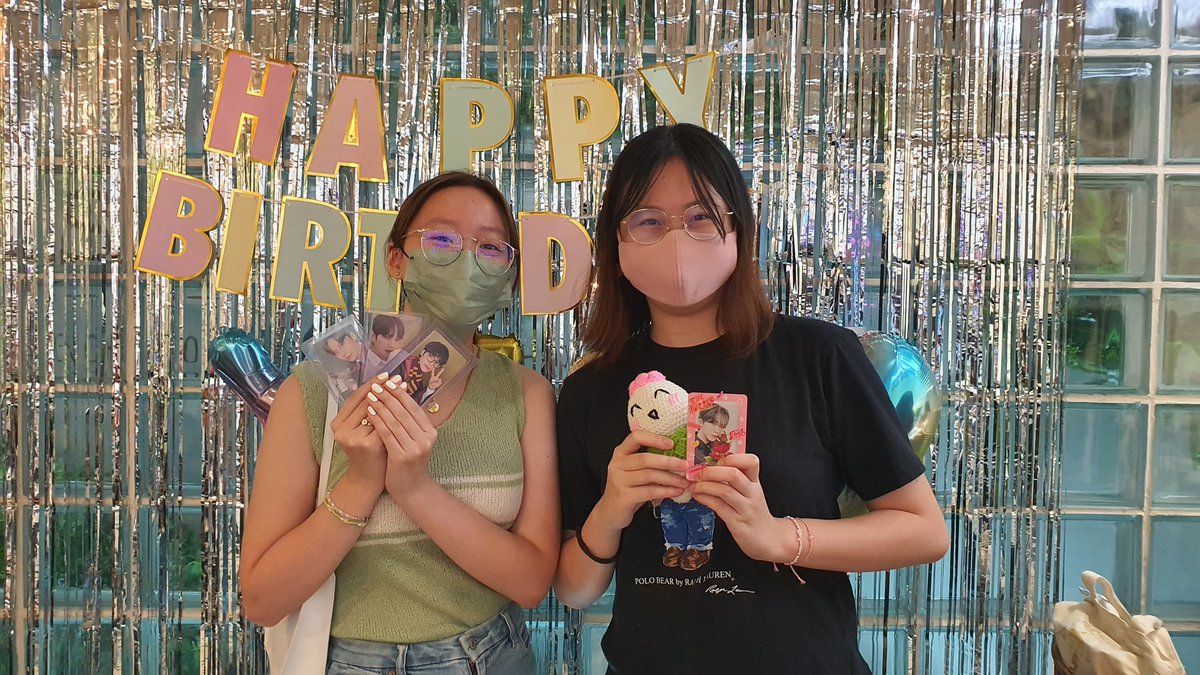 _cheonjaessa's tweet photo. me n my sister attended a cse today !! we couldnt stay for long cuz we had many other things to do pa but in the short time we were there we met rlly kind people 💛

this was also really just an excuse to go picture taking w my hehetmon WAHAHA 🤣💗

#ForTheLoveOfYeo 🌻💛 https://t.co/pihgaFf5Mw