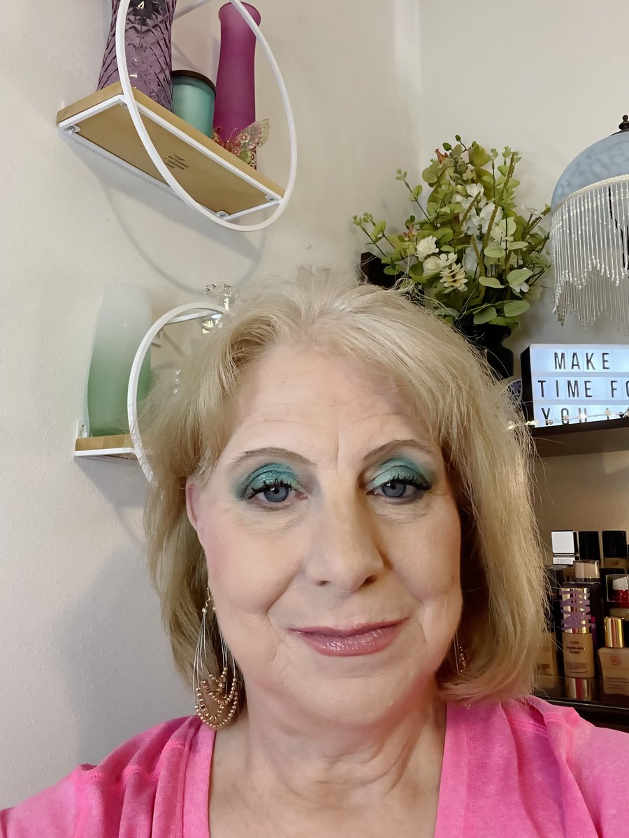 hometelecommute's tweet photo. Just loving the Huda Beauty Emerald Obsessions Eyeshadow Palette! Fridayโs Look ๐๐๐ #saturdayvibes #hudabeauty #eyeshadowlook #beauty #eyeshadowpalette #makeuplook #makeupaddict #emeraldobsessions https://t.co/cu9A4BnuFD