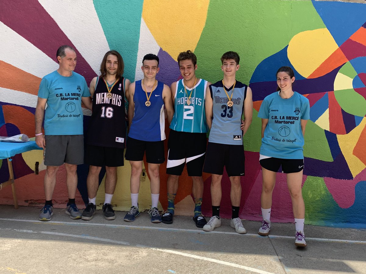 cblamerce's tweet photo. ⚪🔵 CLUB

🤝 Donem 400€ a Mans Mercedàries!

🥳 Acabem el 3x3 solidari amb 37 equips

🥇 Potreros (premini i mini)

🥇Almer (infantil)

🥇 Panatimankos (cadet)

🥇 Oncelillo (júnior, sènior i veterans)

#TradicióDeBàsquet
#CBLaMercè https://t.co/z4Ax3Aq5MX