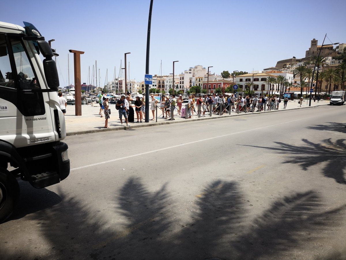 Como siempre personas expuestas al sol, esperando un taxi, gentileza de Rafa Ruiz