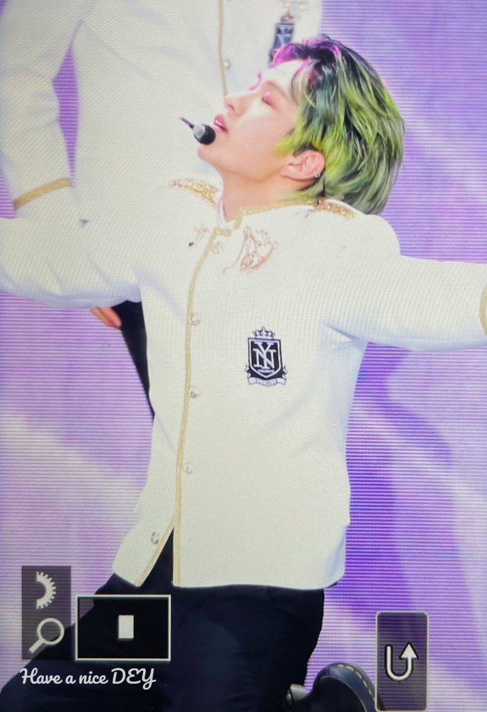 DEYPICS's tweet photo. green &amp; black hair!!

@/dey_have 
#DEY #데이 https://t.co/EHTF1BZitL