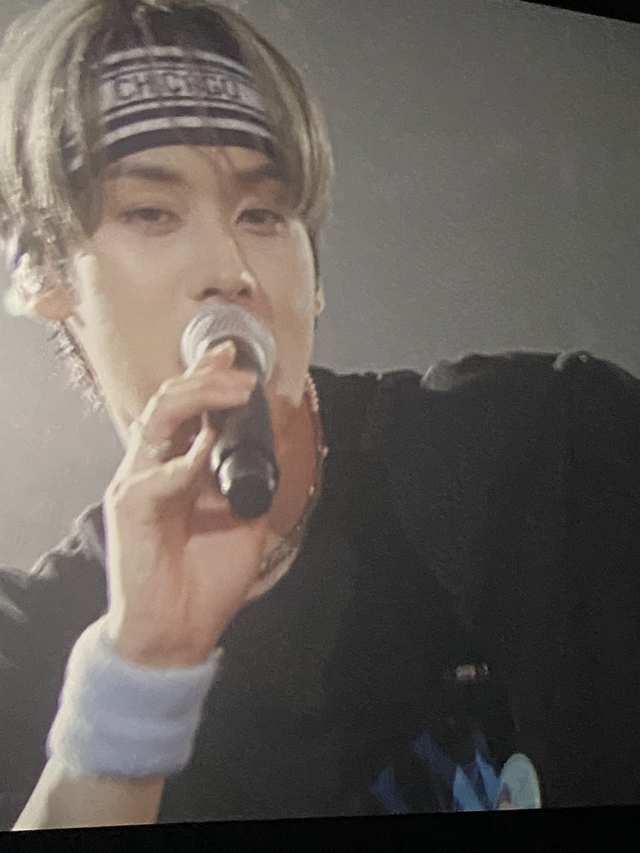 eternallino's tweet photo. leeknow in headband so prettyyy https://t.co/4GPtCaPNuS