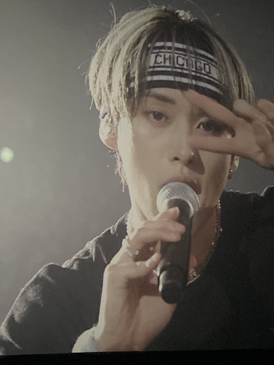 eternallino's tweet photo. leeknow in headband so prettyyy https://t.co/4GPtCaPNuS