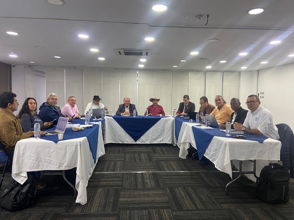 PFendidoc's tweet photo. Culminó Junta Nacional @PFendidoc con definición marco programático operativo para fortalecimiento nacional, relacionamiento intersindical, actualización estatutaria y de gestión respaldo representación nacional en actual coyuntura
Unidad en el propósito, defensa del estamento !! https://t.co/vDKEdml8V6