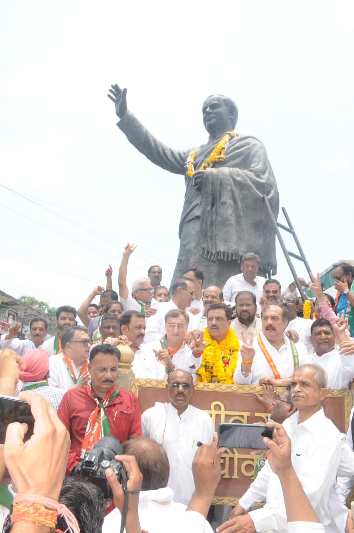 Cpmittal_INC's tweet photo. आज जबलपुर में महापौर के प्रत्याशी  श्री जगत बहादुर सिंह के नामांकन के पूर्व, देश के पूर्व प्रधानमंत्री स्व. श्री राजीव गांधी जी की प्रतिमा पर माल्यार्पण किया गया, और उसके उपरांत हजारों की संख्या में कांग्रेस कार्यकर्ताओं ने नामांकन रैली में भाग लिया...1/3

@INCMP https://t.co/wA9yWRxR3v