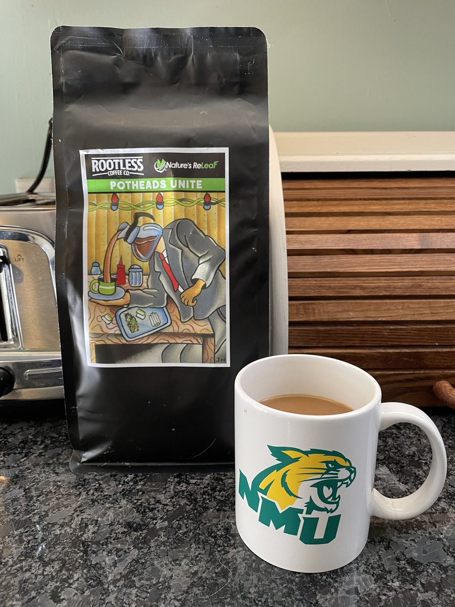 Algenbach's tweet photo. Morning mood 😊 @RootlessCoffee @Naturesreleaf @NorthernMichU https://t.co/L2g54O0EYl