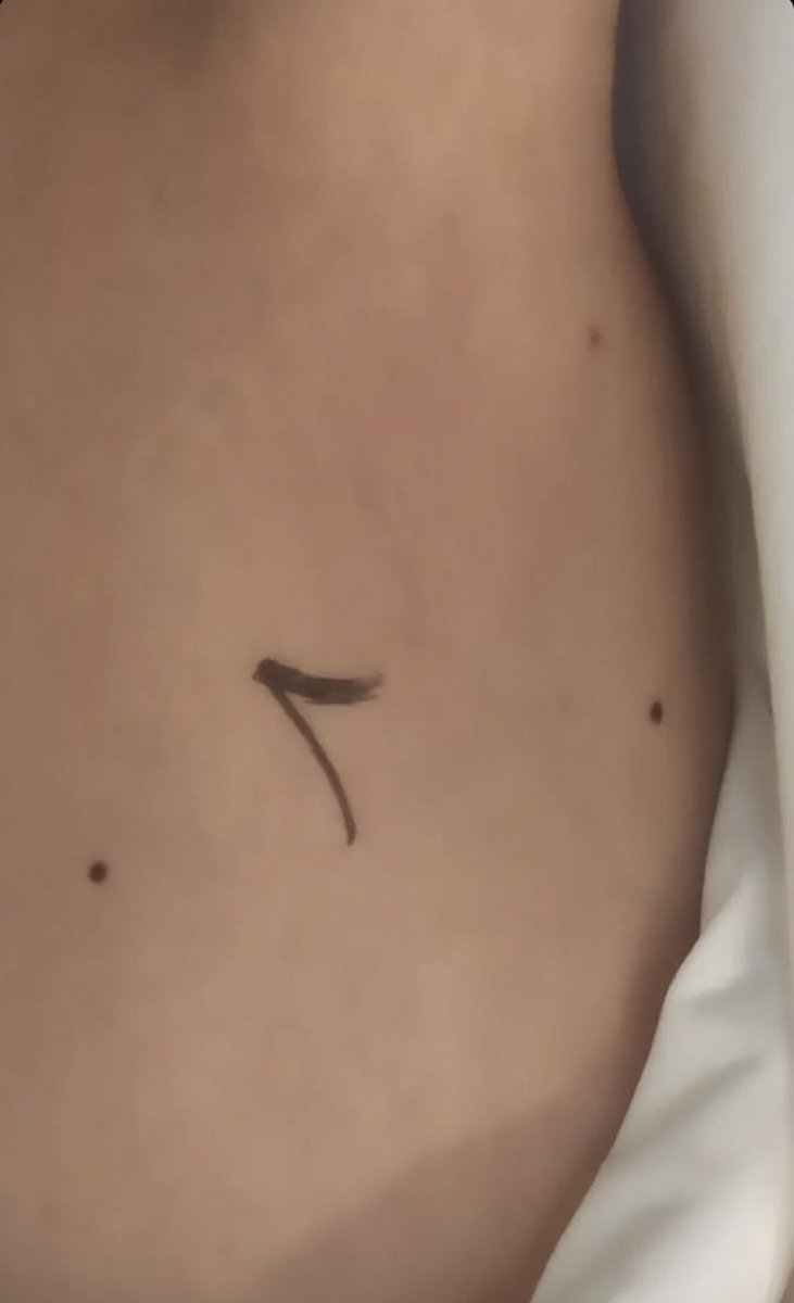 Ora_Sempre's tweet photo. Se il tatuaggio di Taehyung è vero, allora dubito che possa essere sul in mezzo si suoi elephant Moles, sul braccio, in vista.
Credo sia tra Muscolo tensore della fascia lata e il grande gluteo 🤷🏻♀️
(In alto sulla coscia sinistra)
#bangta #friendship #taekook #culo https://t.co/zampE95lyW