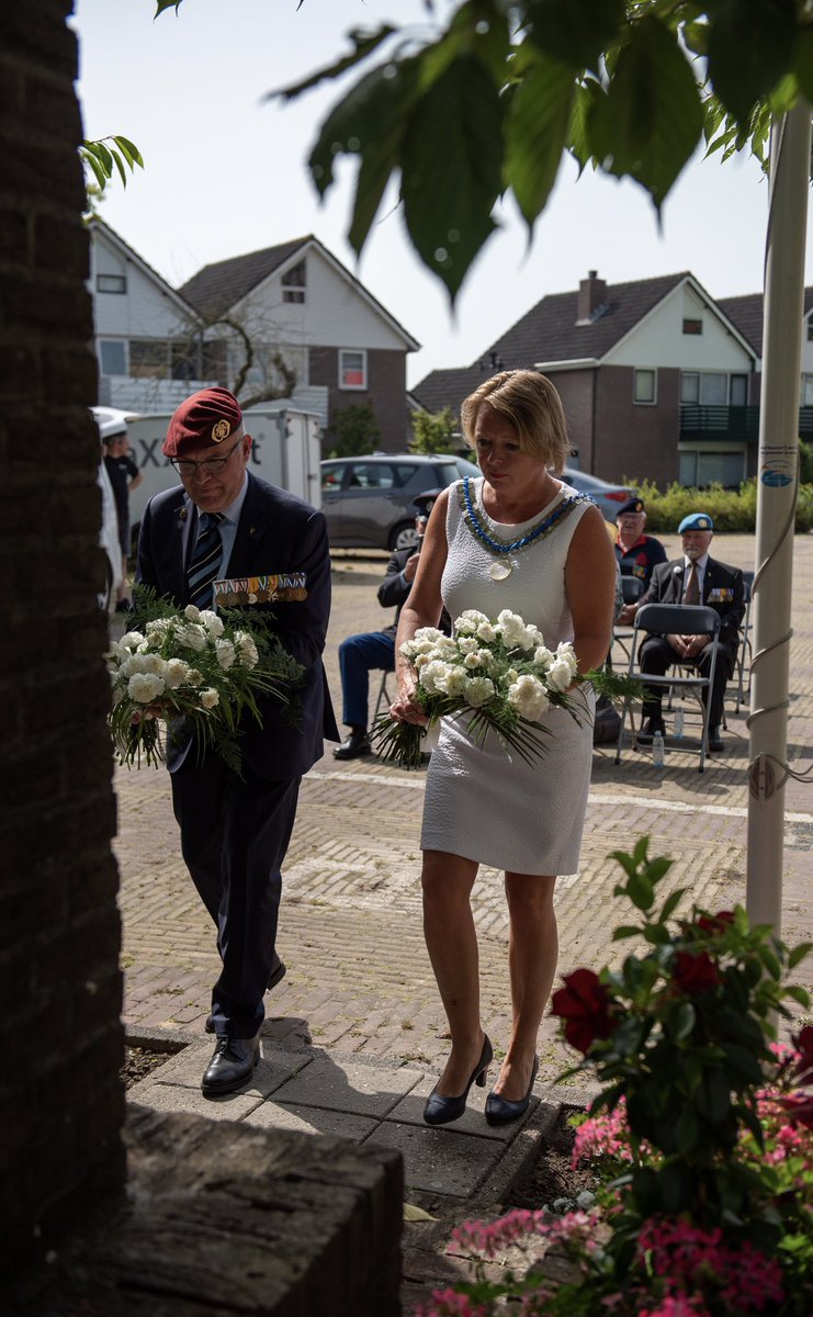 BurgmOverbetuwe's tweet photo. Vanmorgen tijdens een ceremonie samen met Vereniging VeteranenOverbetuwe in #Andelst stil gestaan bij de aanleg van 4 Witte Anjerperkjes in @Gem_Overbetuwe als waardering voor onze 350 #veteranen Dank voor jullie inzet voor onze vrede en veiligheid! https://t.co/NuTXHPE1YU