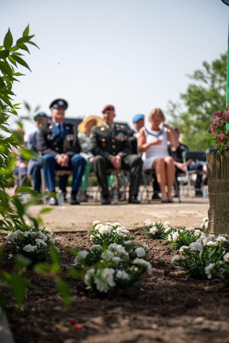 BurgmOverbetuwe's tweet photo. Vanmorgen tijdens een ceremonie samen met Vereniging VeteranenOverbetuwe in #Andelst stil gestaan bij de aanleg van 4 Witte Anjerperkjes in @Gem_Overbetuwe als waardering voor onze 350 #veteranen Dank voor jullie inzet voor onze vrede en veiligheid! https://t.co/NuTXHPE1YU