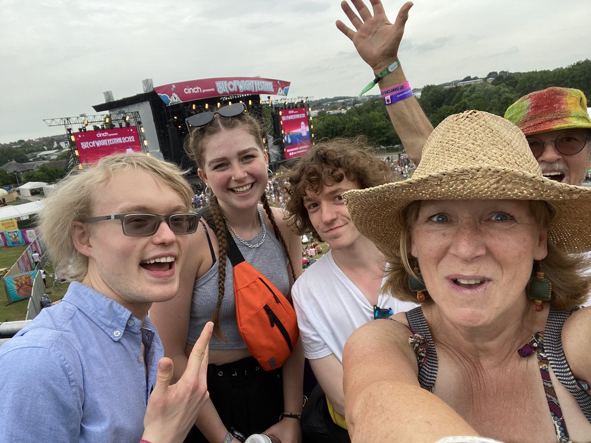 Group selfie? New friends? Absolute vibes? Cinched it! 😉 

Day 2 LETS GOOOOOOOOO! 

#CinchXIOW #IOW2022 @cinchuk @IsleOfWightFest 

@Brackenheart @JoeWarner2