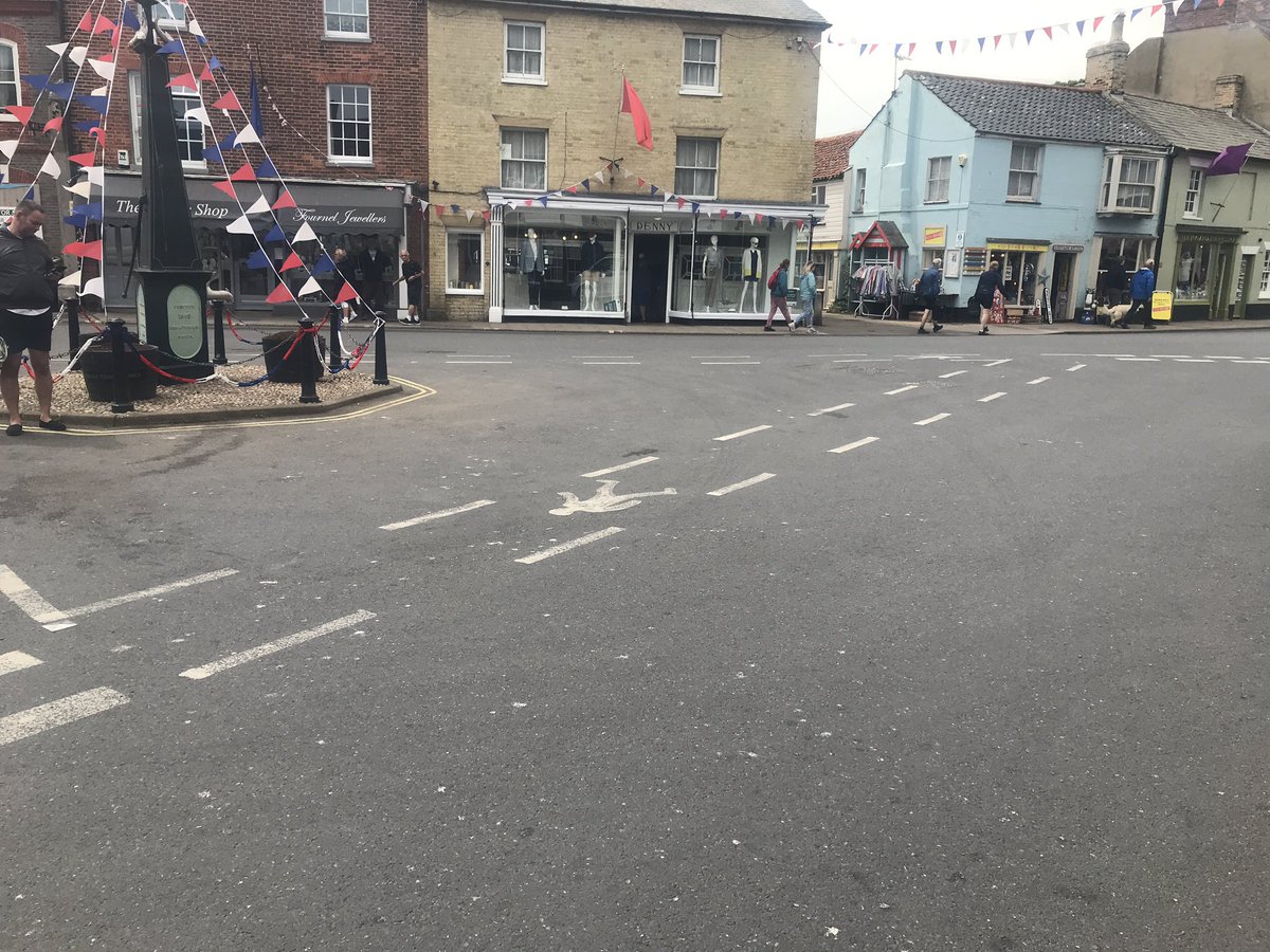 boots_bike's tweet photo. Who needs pavements? @tomflood1 #magicpaint https://t.co/e2UXuo4EH6