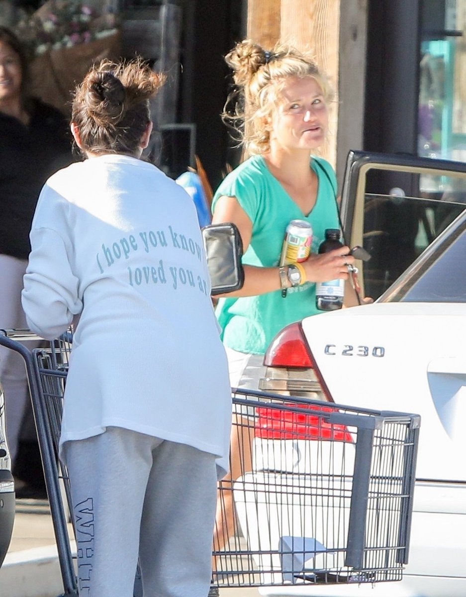 SMGUpdatesMedia's tweet photo. Selena opuszczając sklep w Malibu, Kalifornia (17.06) https://t.co/iavIrB4JJQ
