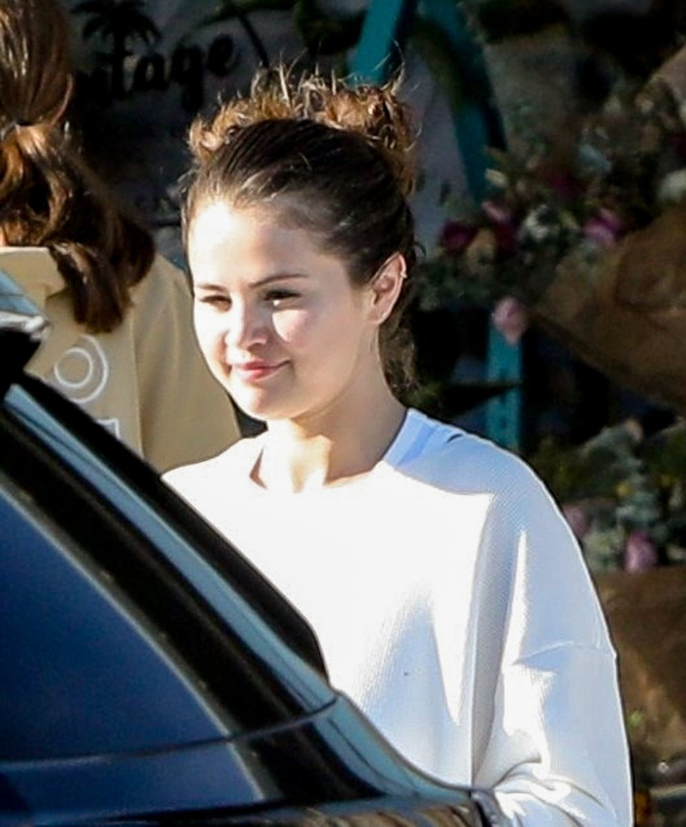 SMGUpdatesMedia's tweet photo. Selena opuszczając sklep w Malibu, Kalifornia (17.06) https://t.co/IPn1Etfvcn