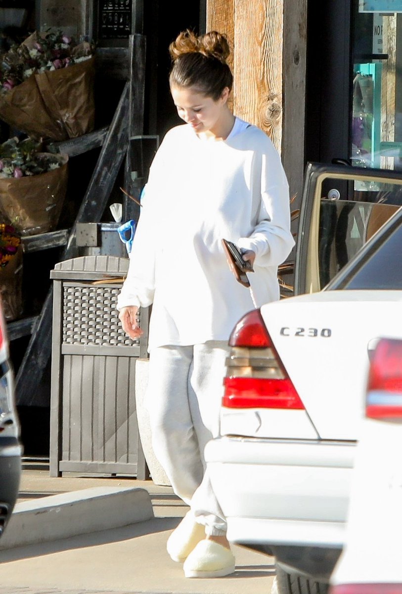 SMGUpdatesMedia's tweet photo. Selena opuszczając sklep w Malibu, Kalifornia (17.06) https://t.co/iXcCrlBwSt
